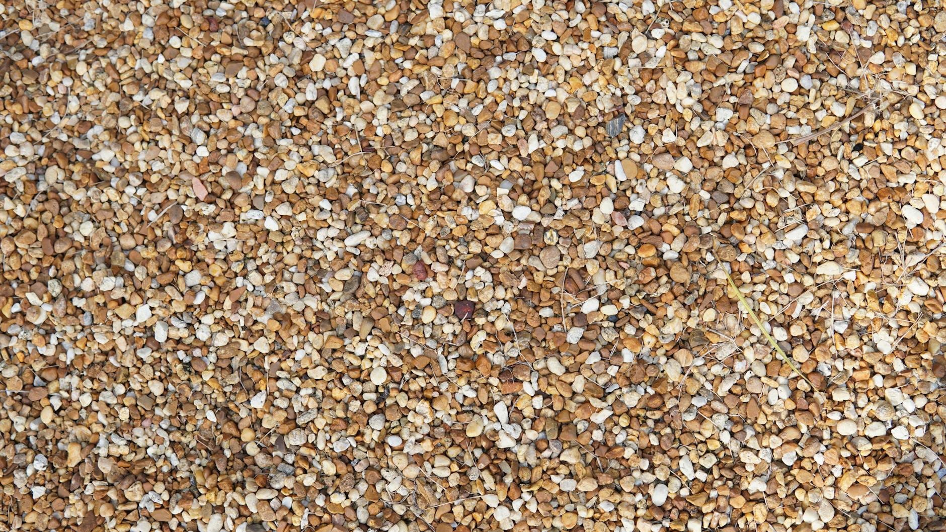 Różnokolorowe drobne kamyki tworzące żwirową powierzchnię ogrodu