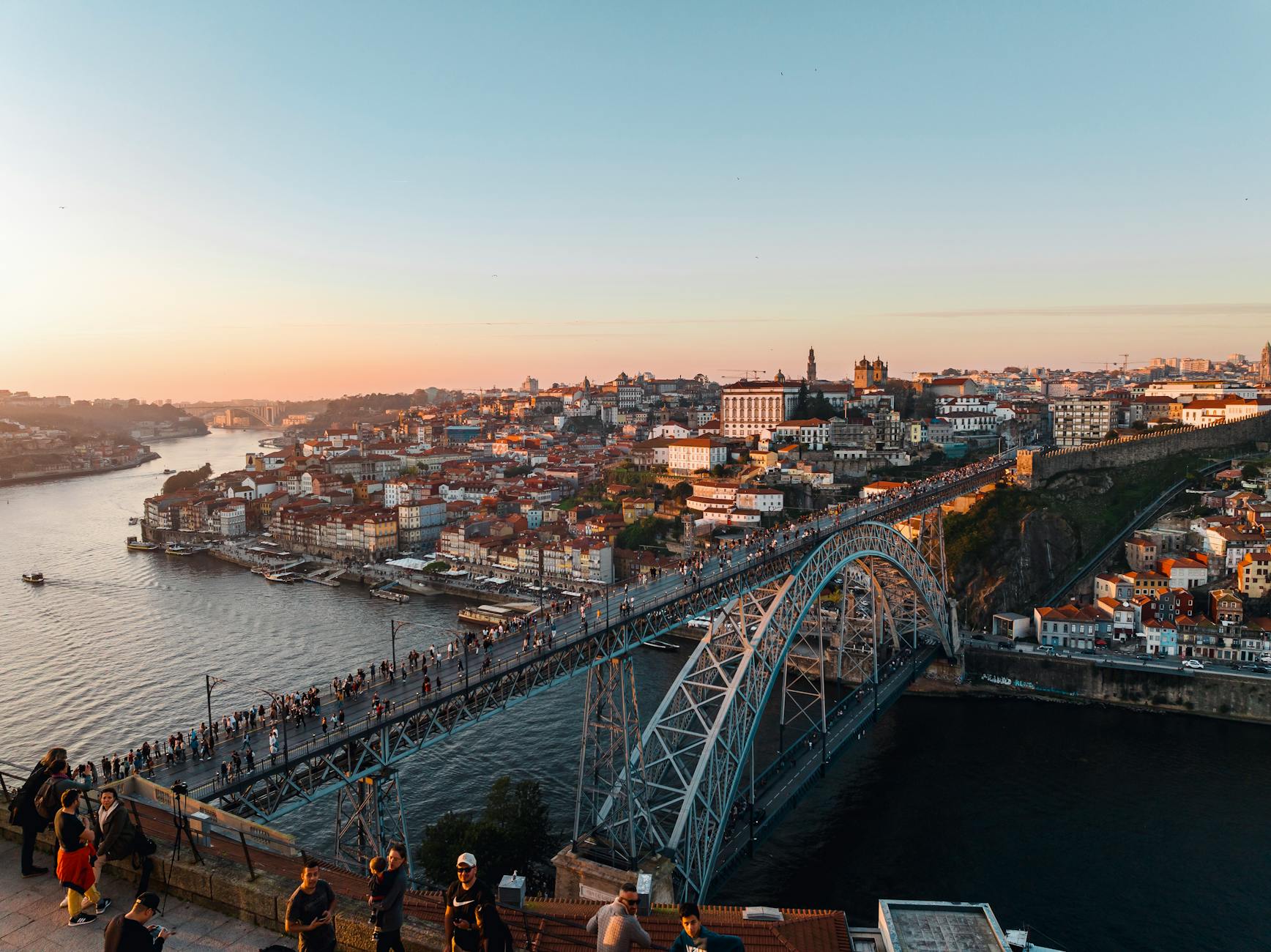Panorama Porto o zachodzie słońca z mostem Dom Luís I