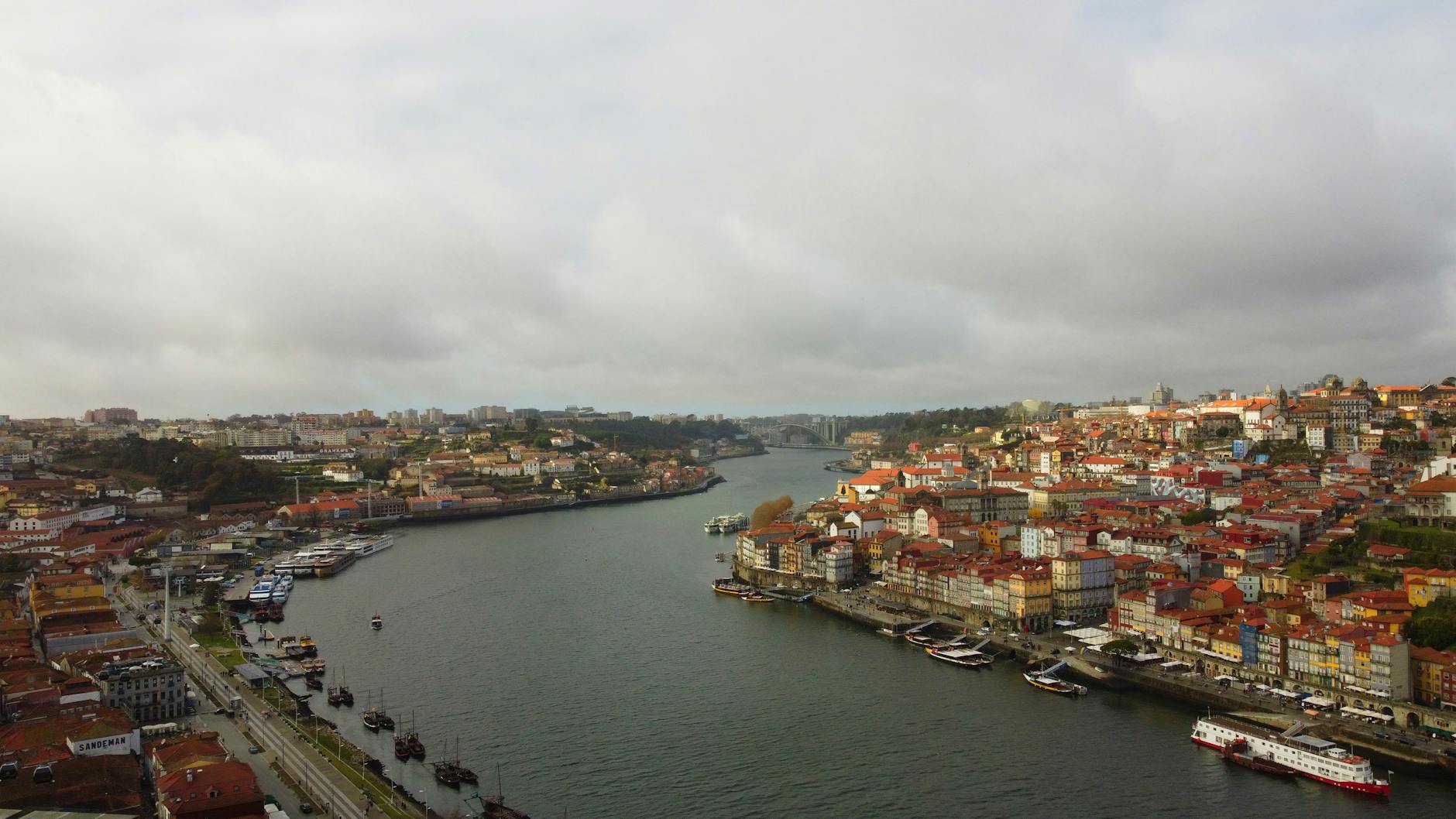 Panorama Porto z lotu ptaka z widokiem na rzekę Douro i zabytkowe kamienice