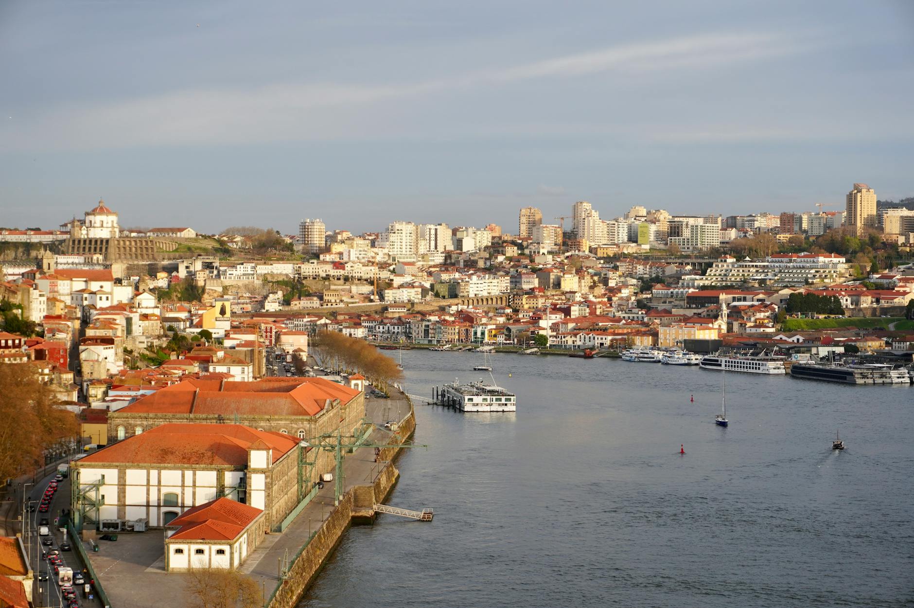 Panorama Ribeiry w Porto nad rzeką Douro z kolorową zabudową Panorama Ribeiry w Porto nad rzeką Douro z kolorową zabudową