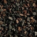 Zbliżenie na naturalny żwir w jasnych i ciemnych odcieniach
